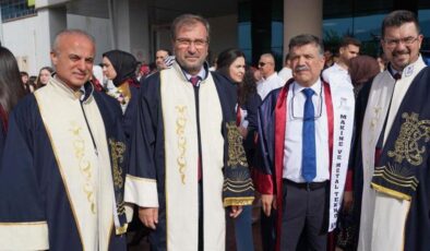 Öğrencilerin 60 yaşındaki Servet Amcası, üniversite eğitimini birincilikle tamamladı.