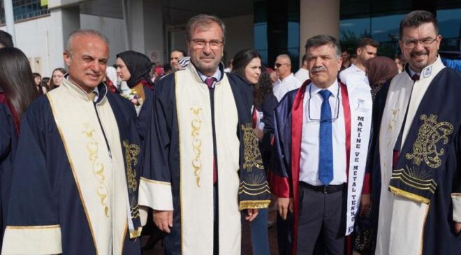 Öğrencilerin 60 yaşındaki Servet Amcası, üniversite eğitimini birincilikle tamamladı.