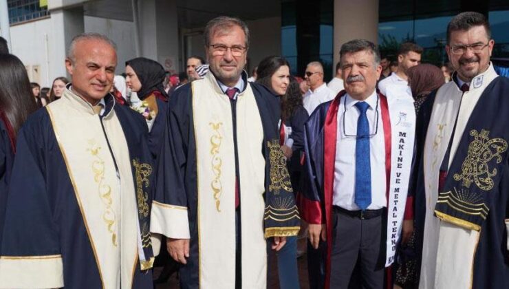 Öğrencilerin 60 yaşındaki Servet Amcası, üniversite eğitimini birincilikle tamamladı.